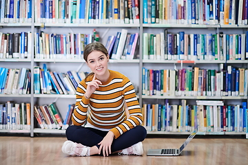 Image showing the student uses a notebook and a school library