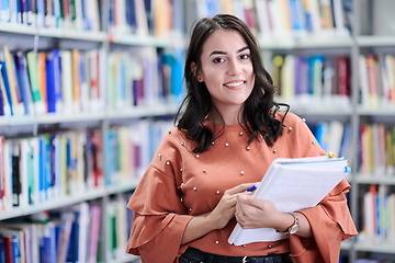 Image showing the student uses a notebook and a school library