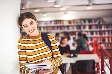 Image showing the student uses a notebook and a school library