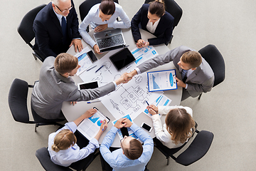 Image showing businessmen making handshake at office