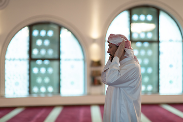 Image showing a Muslim begins to offer prayer by raising his hands in the air, a calm state in prayer.