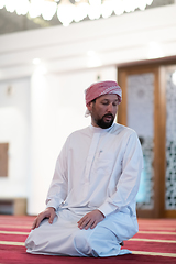 Image showing a Muslim ends a prayer by turning his head to the side,.