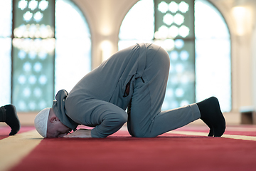 Image showing man performing sajdah in namaz