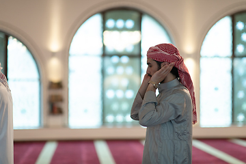 Image showing a Muslim begins to offer prayer by raising his hands in the air, a calm state in prayer.