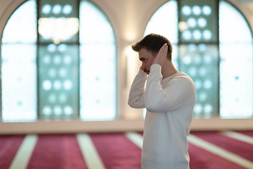 Image showing a Muslim begins to offer prayer by raising his hands in the air, a calm state in prayer.