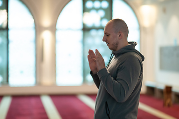 Image showing a Muslim begins to offer prayer by raising his hands in the air, a calm state in prayer.