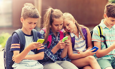 Image showing elementary school students with smartphones