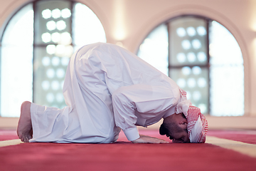 Image showing man performing sajdah in namaz