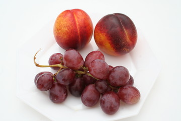 Image showing Nectarine and grapes