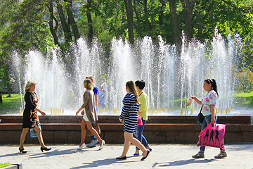 Image showing women have a rest in city park with fountains