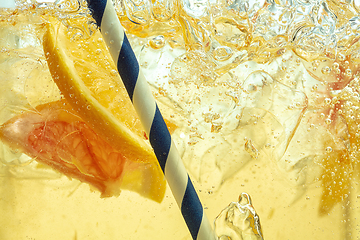 Image showing Close up view of the lemon slices in lemonade on background