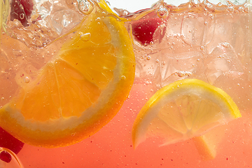 Image showing Close up view of the lemon slices in lemonade on background