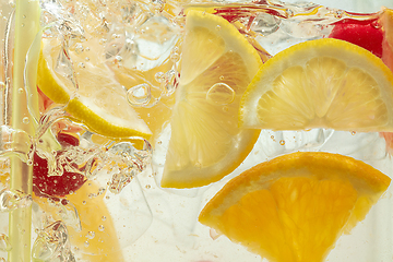 Image showing Close up view of the lemon slices in lemonade on background