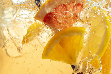 Image showing Close up view of the lemon slices in lemonade on background