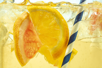 Image showing Close up view of the lemon slices in lemonade on background