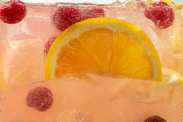 Image showing Close up view of the lemon slices in lemonade on background