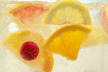 Image showing Close up view of the lemon slices in lemonade on background