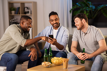 Image showing male friends with smartphone drinking beer at home