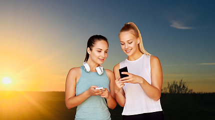 Image showing women or female friends with smartphones