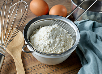 Image showing bowl and flour strainer on kitchen table