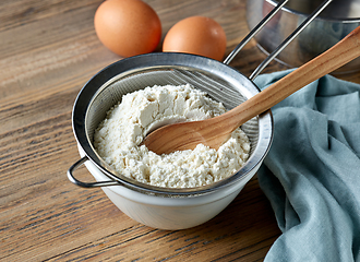 Image showing bowl and flour strainer on kitchen table