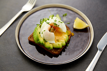 Image showing toast bread with sliced avocado and pouched egg