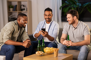 Image showing male friends with smartphone drinking beer at home