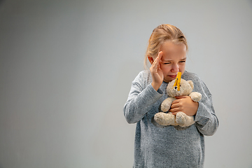 Image showing Caucasian girl wearing the respiratory protection pin clasp against air pollution and dusk on grey studio background