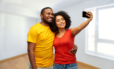 Image showing african american couple takes selfie by smartphone