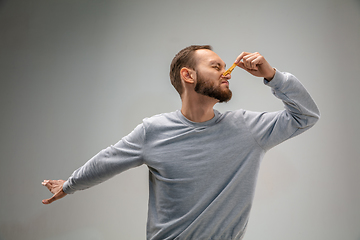 Image showing Caucasian man wearing the respiratory protection pin clasp against air pollution and dusk on grey studio background