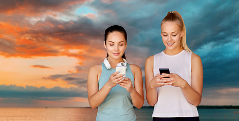 Image showing women or female friends with smartphones