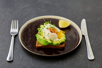 Image showing toast bread with sliced avocado and pouched egg