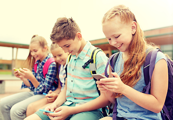 Image showing elementary school students with smartphones