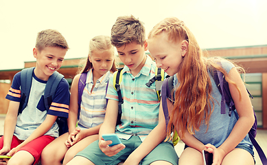 Image showing elementary school students with smartphones