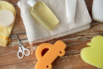 Image showing baby accessories for bathing on wooden table