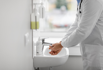 Image showing doctor washing hands at hospital sink