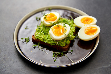 Image showing toast bread with mashed avocado and eggs