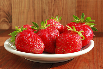 Image showing ripe red strawberries on the plate