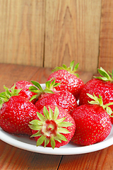 Image showing ripe red strawberries on the plate