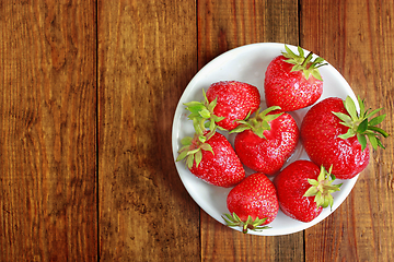 Image showing ripe red strawberries on the plate