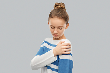 Image showing teenage girl having pain in shoulder