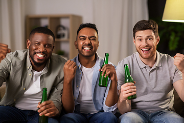 Image showing happy male friends or fans drinking beer at home