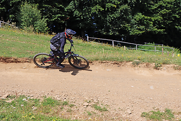 Image showing Man on mountain bike rides mountain trail.