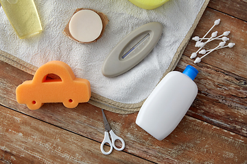 Image showing baby accessories for bathing on wooden table