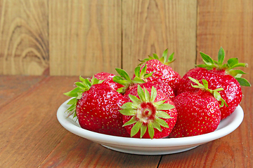 Image showing ripe red strawberries on the plate