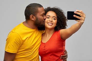 Image showing african american couple takes selfie by smartphone