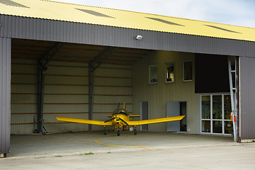 Image showing small plane standing in shed
