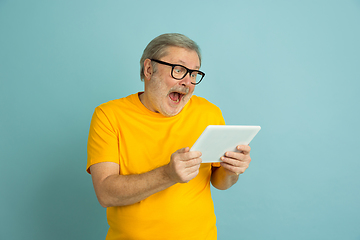 Image showing Caucasian senior man\'s portrait isolated on blue studio background