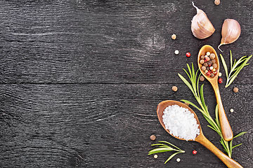 Image showing Frame of salt and garlic on black board top