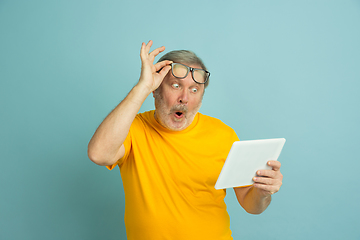 Image showing Caucasian senior man\'s portrait isolated on blue studio background